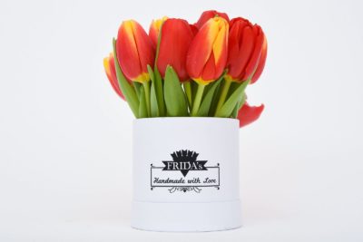 Cappelliera di Tulipani Frida's a domicilio con cosaporto.