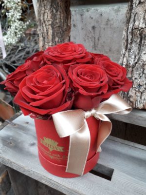 Rose Frida's in una luminosa cappelliera bianca. a domicilio con cosaporto.