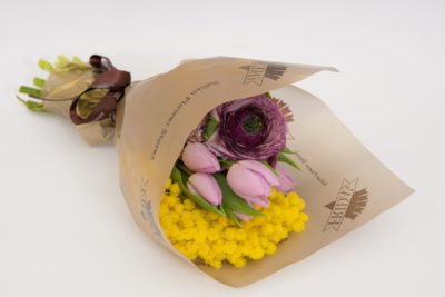 Bouquet Violet Love con mimosa di Frida's a domicilio con cosaporto.