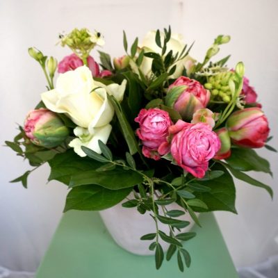 Maria Luisa Rocchi Flowers composizione floreale in vaso bianco. a domicilio con cosaporto