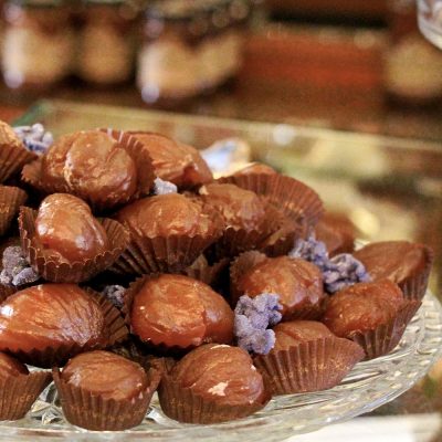 Marron glacé e violette cristallizzate di Stratta. a domicilio con cosaporto