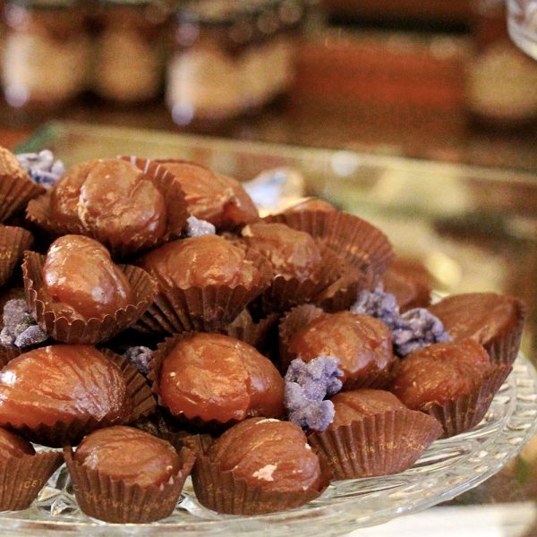 Marron glacé e violette cristallizzate di Stratta. a domicilio con cosaporto