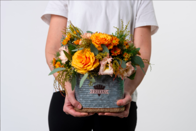 centrotavola di fiori con sfumature arancio a domicilio con cosaporto