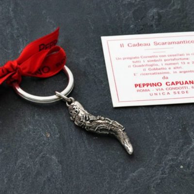 Portachiavi in argento 925 con simboli portafortuna cesellati a mano - Peppino Capuano consegna a domicilio con dev-beliven.cosaporto.it