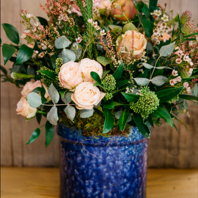 Descrizione: Composizione con fiori sui toni del verde e del rosa.