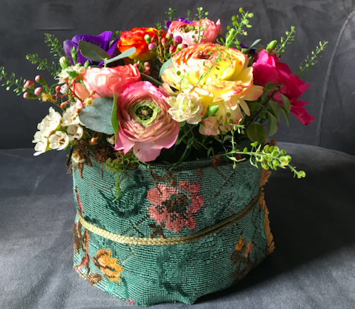 Sushi di fiori di stagione con fiori di stagione sui toni del rosa