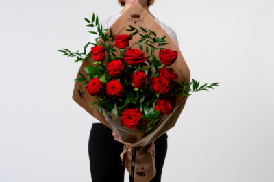 bouquet fiori rossi di frida's a domicilio con cosaporto