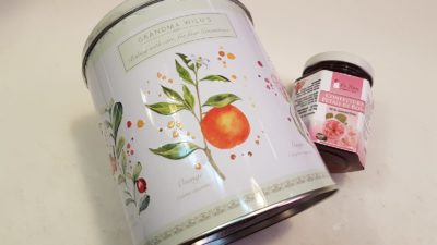 Biscottiera rotonda Grandma Wild’s e confettura di rosa_latteria bera_a domicilio con cosaporto