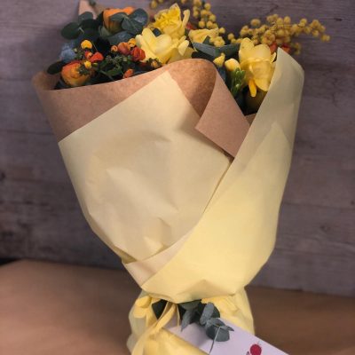 bouquet di mimose e fiori gialli