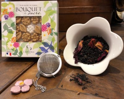 Combinazione “fiorita” di zuccherini, te’ e filtro a fiorellino di La Reggia del Tè e cosaporto