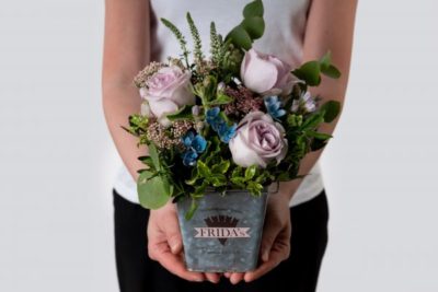 centrotavola lilla vaso zinco rose veronica eucalipto myosiotis a domicilio con cosaporto festa mamma