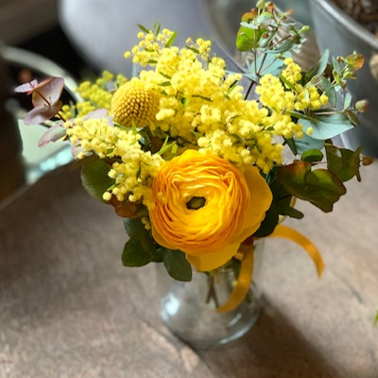 Vasetto con mimosa e fiori gialli Coral