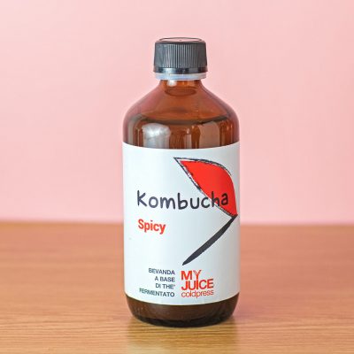 acqua depurata, foglie di tè nero, zucchero di canna, limone e zenzero, kombucha