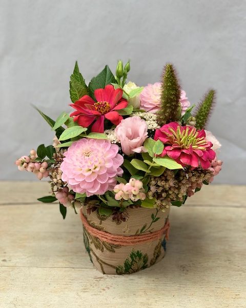 Ordina online su Cosaporto.it composizione romantica di Coral per stupire chi ami con un pensiero elegante