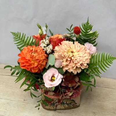 Ordina online su Cosaporto.it composizione floreale mix di Coral per stupire una persona importante o per decorare casa. Consegna a domicilio.