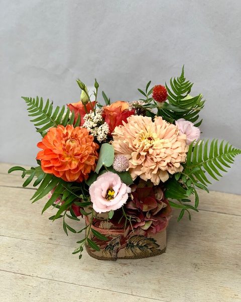 Ordina online su Cosaporto.it composizione floreale mix di Coral per stupire una persona importante o per decorare casa. Consegna a domicilio.