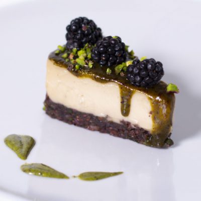 Cheescake di more con mandorle e pistacchi. ecruraw food e cosaporto