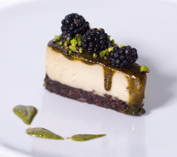 Cheescake di more con mandorle e pistacchi. ecruraw food e cosaporto