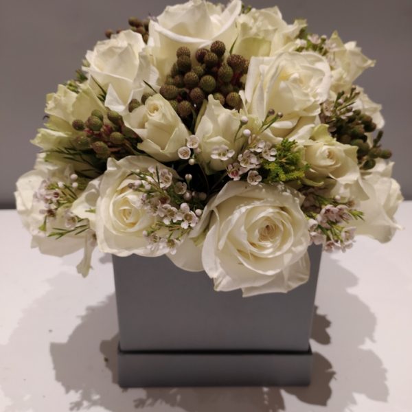 box-bouquet-rose-bianche-ciaffoni-consegna-domicilio-cosaporto
