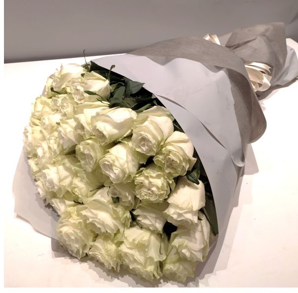 mazzo-rose-bianche-ciaffoni-consegna-domicilio-cosaporto