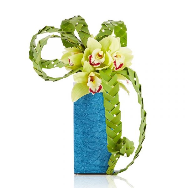 composizione-floreale-su-vaso-in-legno-laccato-azzurro-texture-giapponese-con-orchidee-consegna-domicilio-cosaporto