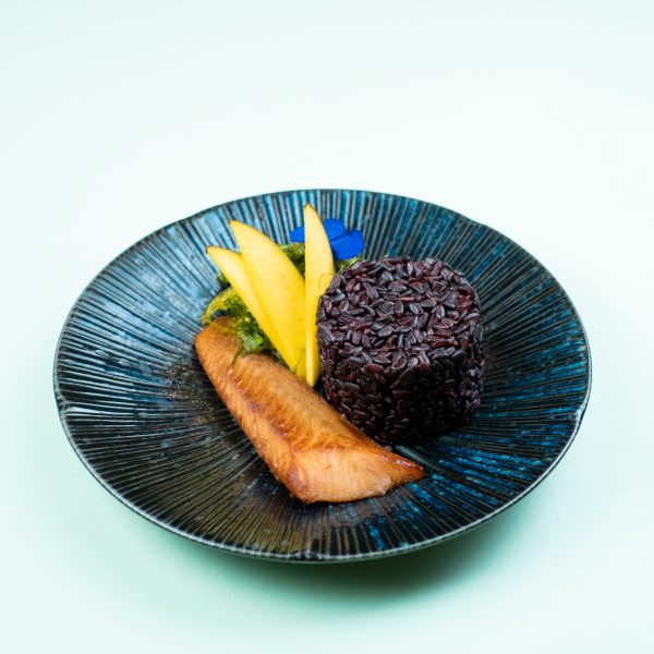 piatto-filetto-pesce-riso-nero-temakino-consegna-domicilio-cosaporto