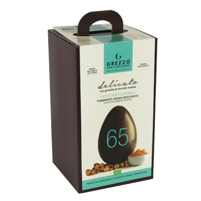 uovo di pasqua con granella di nocciola