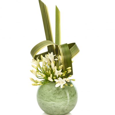 composizione floreale in vaso di resina verde