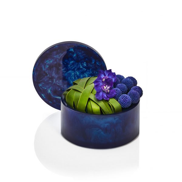 composizione floreale su cofanetto in resina tondo armani fiori