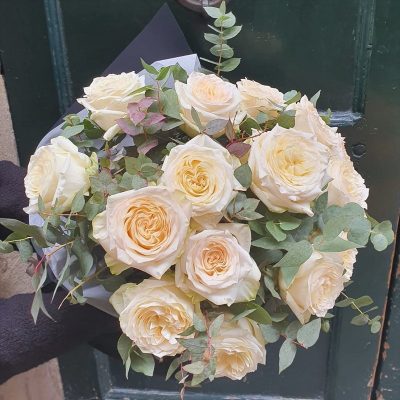 Bouquet di rose bianche Fiorile Firenze consegna a domicilio con Cosaporto