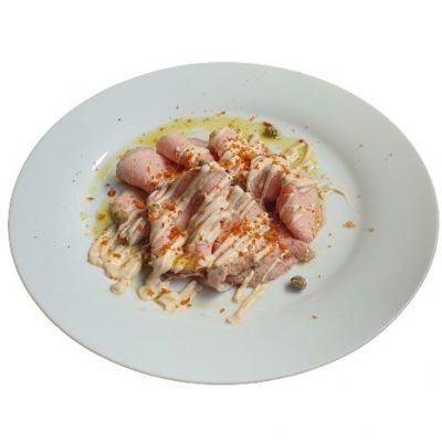 Vitello, salsa tonnata, pane alla paprika e olio al prezzemolo Golinos consegna a domicilio con Cosaporto