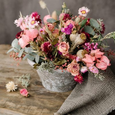 composizione fiori secchi in vaso di pietra