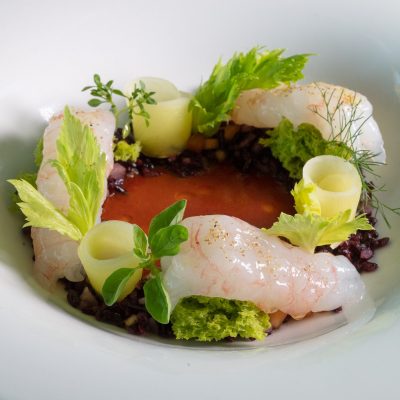 Gambero alla piastra con panzanella toscana, crema di pomodoro e basilico Osteria del Mare consegna a domicilio con Cosaporto