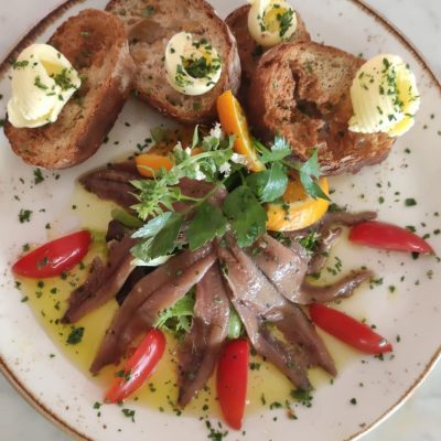 Alici del Cantabrico con burro e pane tostato Pesce Baracca consegna a domicilio con Cosaporto