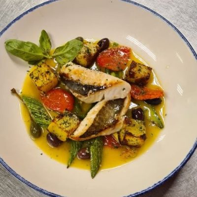 Branzino in guazzetto alla vernaccia Osteria del Mare consegna a domicilio con Cosaporto