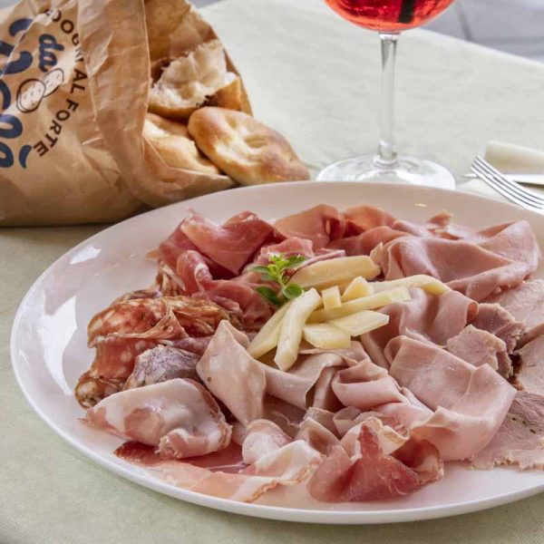 Tagliere misto di salumi e formaggi con focaccia Focacceria da Valé consegna a domicilio con Cosaporto