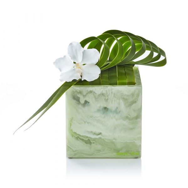 Composizione floreale con foglie di tifa ed orchidea Armani / Fiori consegna a domicilio con Cosaporto