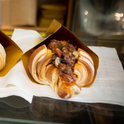 Cornetto salato con mousse di melanzana, caprino, menta e miele Il Cornetto salato consegna a domicilio con Cosaporto