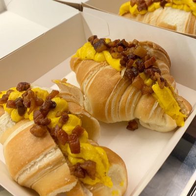 Cornetto salato con crema di carbonara e guanciale croccante Il Cornetto Salato consegna a domicilio con Cosaporto