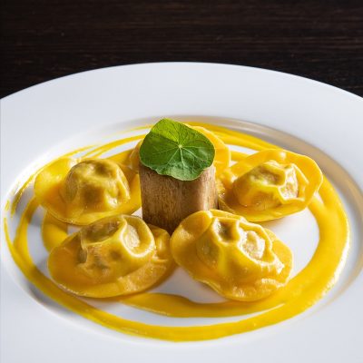 Ravioli di ossobuco con salsa allo Zafferano Leprotto e gremolada Sadler consegna a domicilio con Cosaporto
