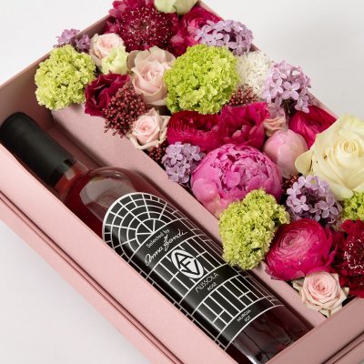 Scatola con fiori e 1 bottiglia di rosè Anna Fendi Maria Luisa Rocchi Flowers consegna a domicilio Cosaporto
