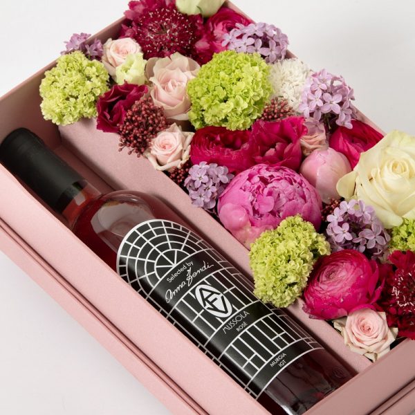 Scatola con fiori e 1 bottiglia di rosè Anna Fendi Maria Luisa Rocchi Flowers consegna a domicilio Cosaporto
