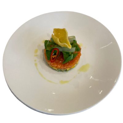 Tartare di salmone, mango, avocado e peperoncino con chips di mais Rome Cavalieri consegna a domicilio con Cosaporto