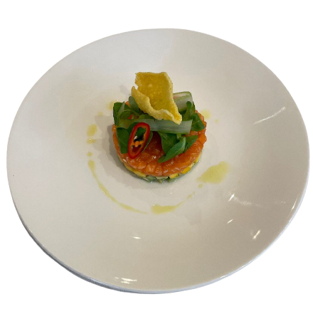 Tartare di salmone, mango, avocado e peperoncino con chips di mais Rome Cavalieri consegna a domicilio con Cosaporto