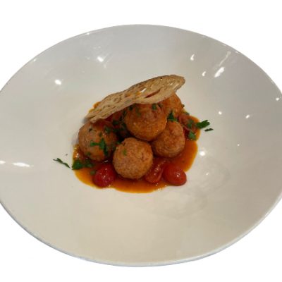 Le polpette di vitella alla romana con mortadella al pistacchio e salsa all'arrabbiata Rome Cavalieri consegna a domicilio con Cosaporto