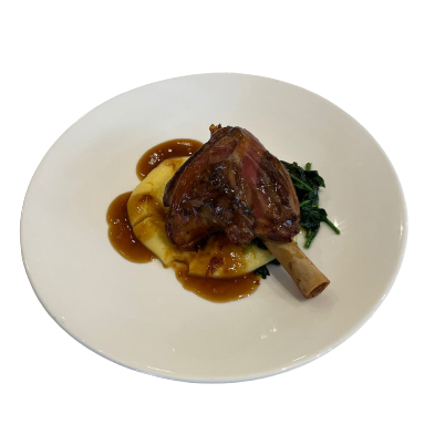 Stinco di agnello e la sua ristretta su morbido di polenta bramata e peperoncino Rome Cavalieri consegna a domicilio con Cosaporto