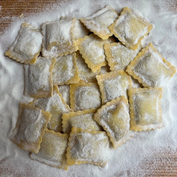 Ravioli ripieni di zucca, erbe aromatiche e parmigiano Casadora consegna a domicilio con Cosaporto