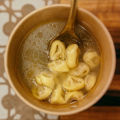 Tortellini in brodo una porzione Oui in Cucina consegna a domicilio con Cosaporto