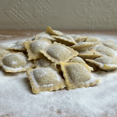 Ravioli ripieni di broccoletti ripassati, patate e pecorino Casadora consegna a domicilio con Cosaporto.it