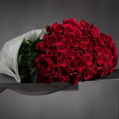 Fascio Rose rosse Maria Luisa Rocchi consegna a domicilio con cosaporto